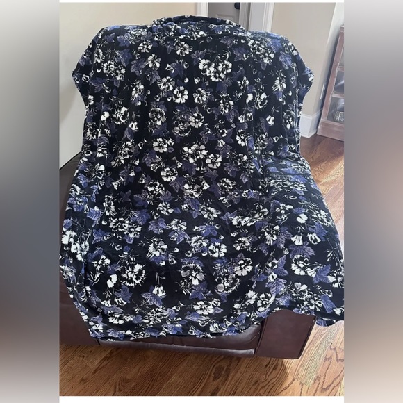Vera Bradley Fleece Travel Blanket/Throw Blanket- Frosted Floral - Picture 4 of 4